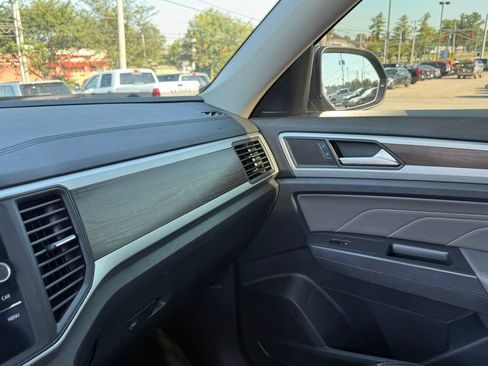 Used 2021 Volkswagen Atlas SE FWD image 22