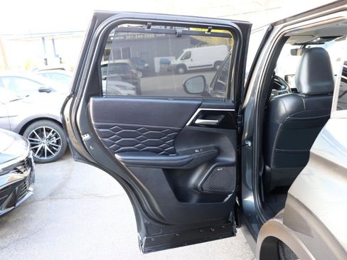Used 2025 Mitsubishi Outlander SEL image 32