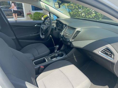 Used 2018 Chevrolet Cruze LT w/ Convenience Package FWD image 13