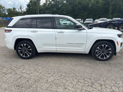 Used 2023 Jeep Grand Cherokee Overland w/ Advanced Protech Group III AWD/4WD image 4