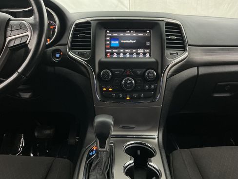 Used 2019 Jeep Grand Cherokee Laredo AWD/4WD image 29