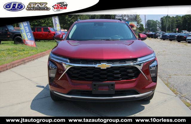 Used 2025 Chevrolet Trax LT w/ LT Convenience Package FWD image 2