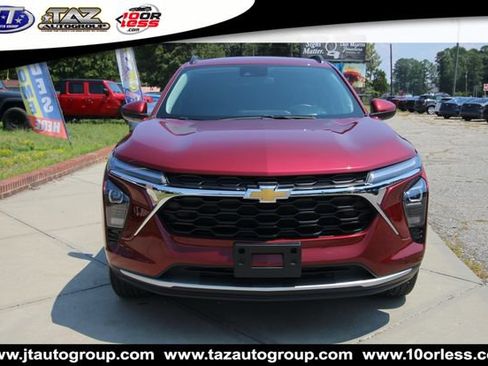 Used 2025 Chevrolet Trax LT w/ LT Convenience Package FWD image 2