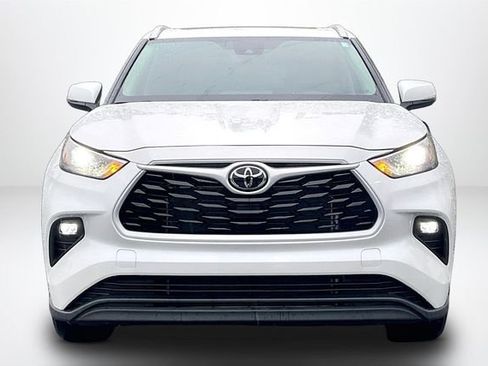 Used 2025 Toyota Highlander XLE AWD/4WD image 3