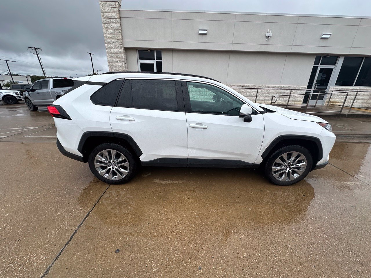 Used 2020 Toyota RAV4 XLE Premium FWD image 5
