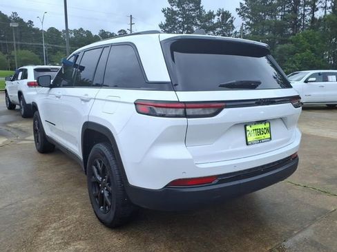 Used 2025 Jeep Grand Cherokee Altitude RWD image 4