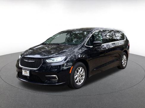 Used 2023 Chrysler Pacifica Touring-L image 3