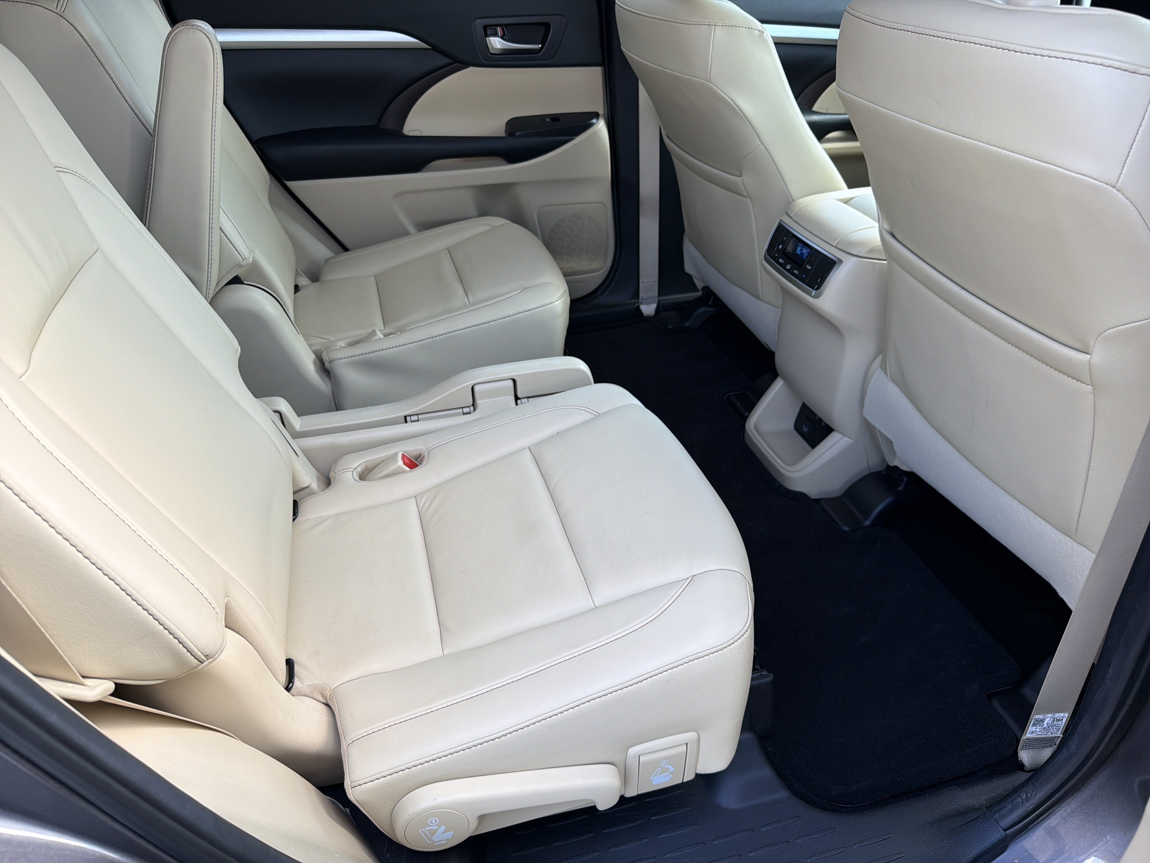 Used 2019 Toyota Highlander XLE FWD image 24