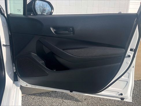 Used 2025 Toyota Corolla LE image 28