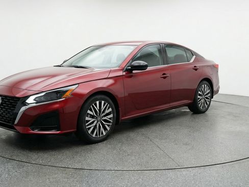 Used 2025 Nissan Altima 2.5 SV FWD image 3