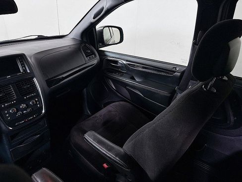 Used 2017 Dodge Grand Caravan SE image 22