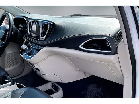 Used 2022 Chrysler Pacifica Touring-L w/ Uconnect Theater Family Group AWD/4WD image 23