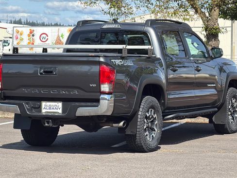 Used 2017 Toyota Tacoma TRD Off-Road AWD/4WD image 4
