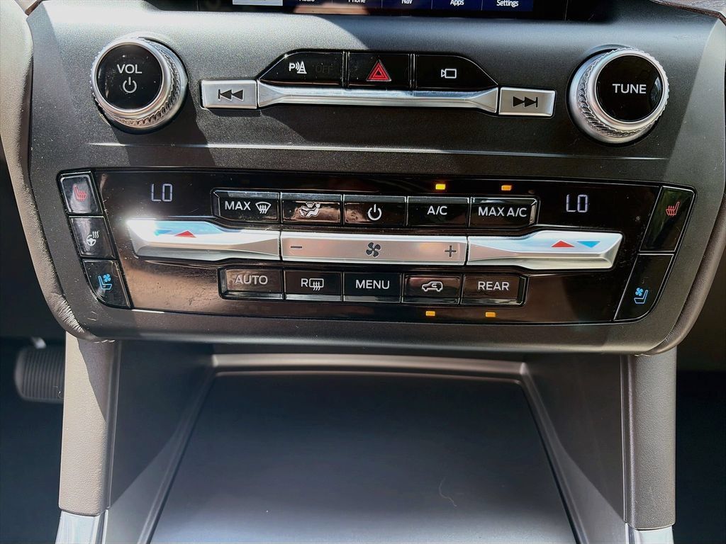 Used 2020 Ford Explorer Platinum w/ Premium Technology Package AWD/4WD image 21