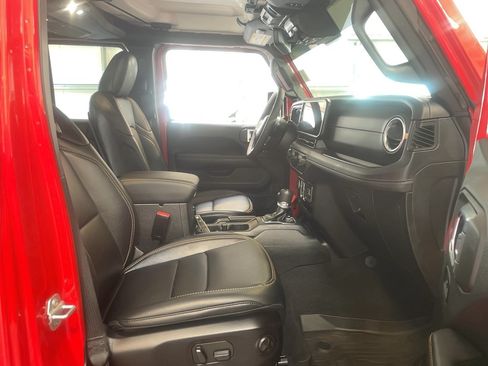 Used 2025 Jeep Wrangler Unlimited Sahara AWD/4WD image 22