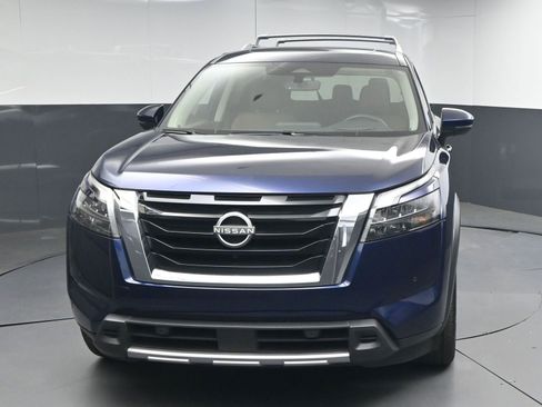 Certified 2025 Nissan Pathfinder Platinum FWD image 2