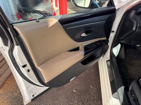 Used 2019 Lexus ES 350 Luxury w/ Premium Package image 12