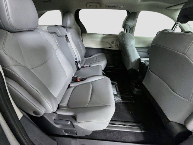 Certified 2024 Toyota Sienna XLE FWD image 30