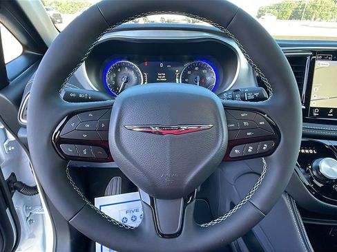 New 2025 Chrysler Pacifica Limited image 21