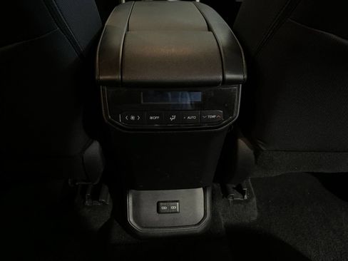 Used 2025 Toyota Highlander LE FWD image 24