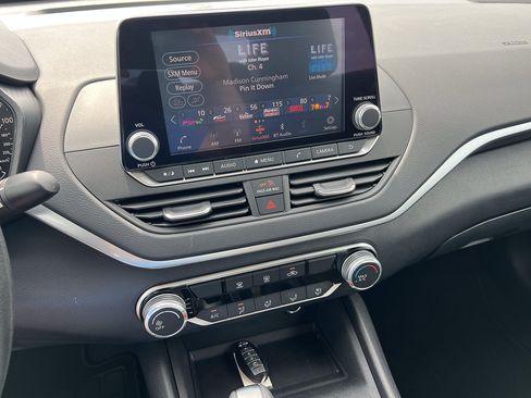 Used 2022 Nissan Altima 2.5 SV FWD image 19