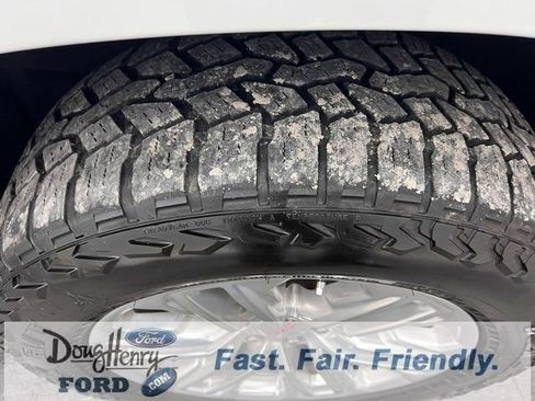 Used 2022 GMC Yukon SLT w/ SLT Premium Package image 16