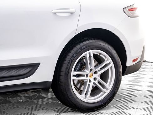 Certified 2025 Porsche Macan image 31