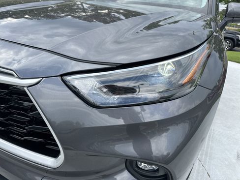 Used 2023 Toyota Highlander XLE AWD/4WD image 6