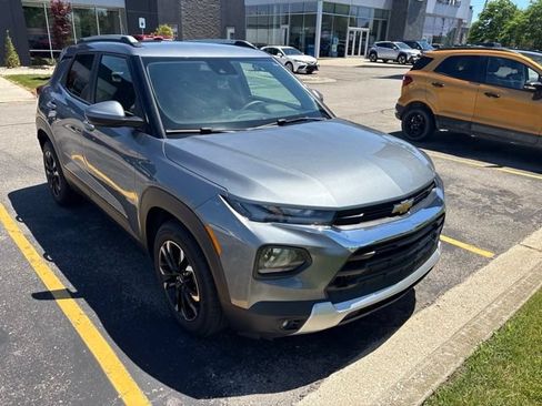 Used 2021 Chevrolet TrailBlazer LT w/ Convenience Package FWD image 2