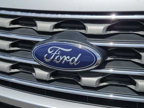 Used 2016 Ford Explorer XLT w/ Equipment Group 202A FWD image 10