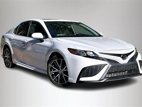 Used 2024 Toyota Camry SE image 1