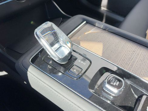 Certified 2025 Volvo XC90 B6 Plus image 18