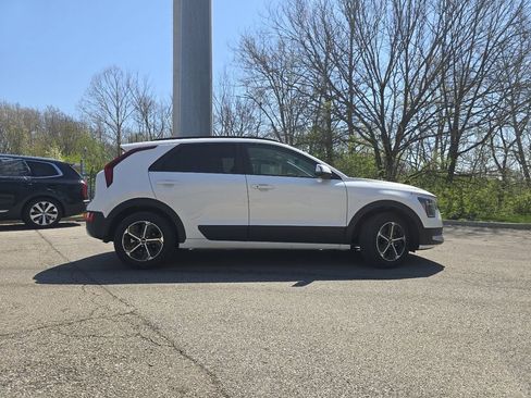 Used 2025 Kia Niro EX image 17