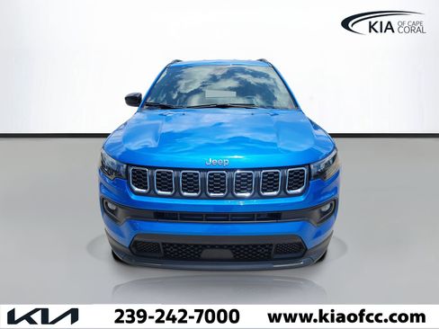 Used 2025 Jeep Compass Latitude AWD/4WD image 2