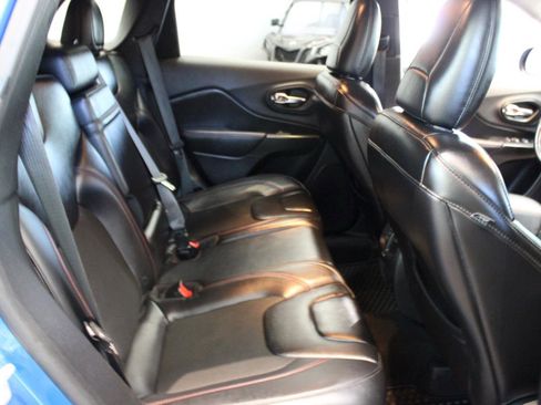 Used 2019 Jeep Cherokee Trailhawk w/ Cold Weather Group AWD/4WD image 25