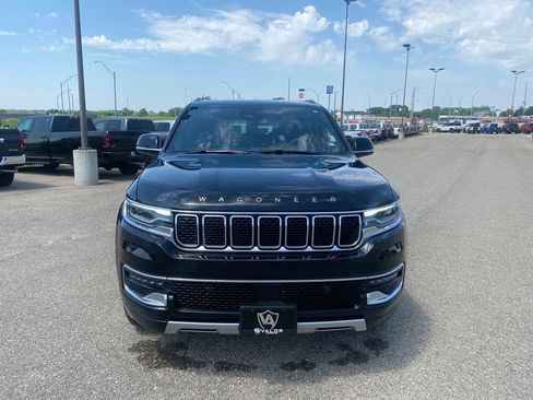 Used 2024 Jeep Wagoneer L Series II w/ Flexible Seating Group AWD/4WD image 9