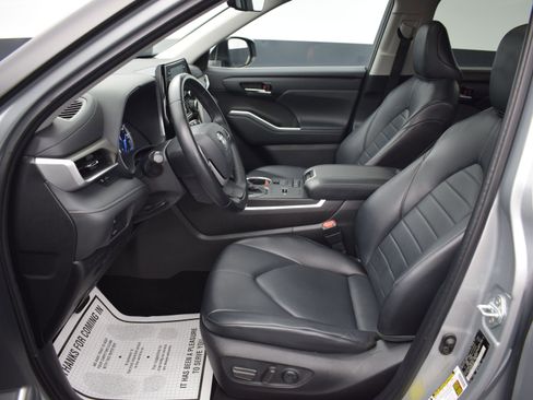 Used 2022 Toyota Highlander XLE image 16