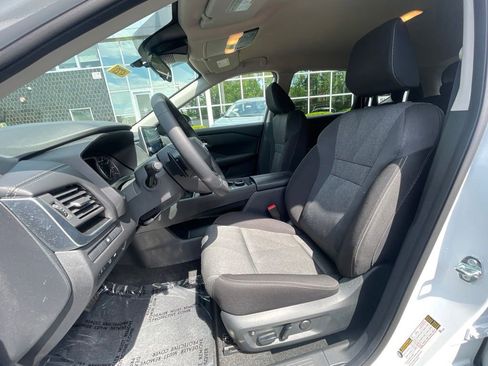 Used 2025 Nissan Rogue SV AWD/4WD image 16