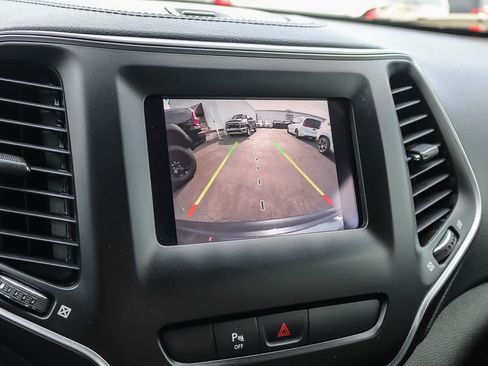 Used 2019 Jeep Cherokee Latitude Plus FWD image 24
