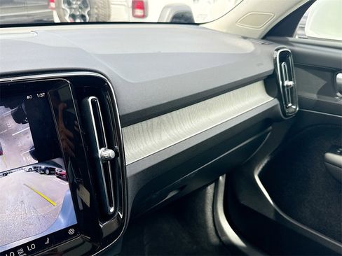 Used 2024 Volvo XC40 B5 Plus image 18