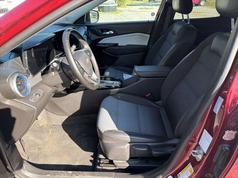 Used 2025 Chevrolet Trax LT w/ LT Convenience Package FWD image 17