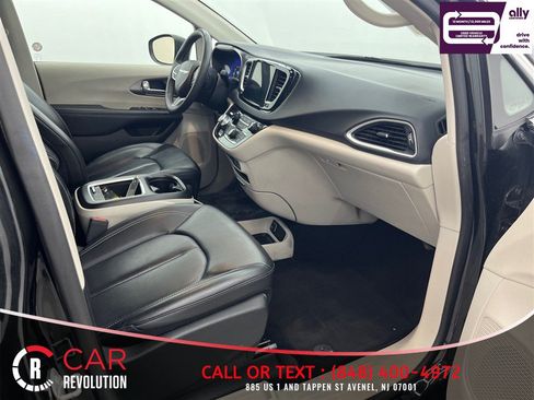 Used 2023 Chrysler Pacifica Touring-L FWD image 47