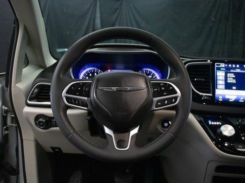 Used 2024 Chrysler Pacifica Touring-L image 24