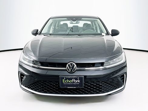Used 2025 Volkswagen Jetta SE image 2