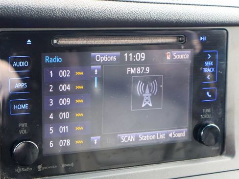 Used 2016 Toyota Sienna XLE FWD image 4