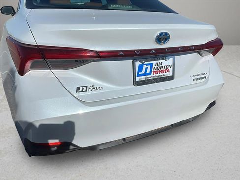 Used 2019 Toyota Avalon Limited image 12