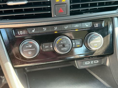 Used 2024 Volkswagen Jetta SE image 18