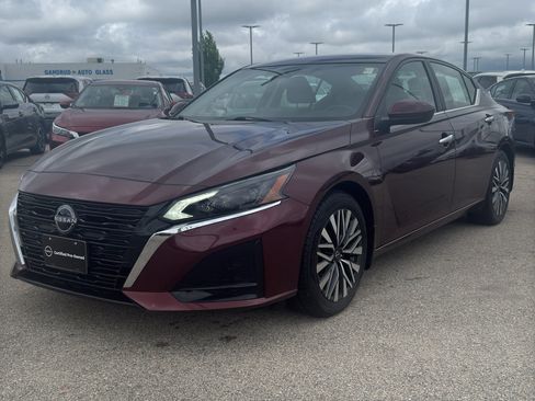 Certified 2024 Nissan Altima 2.5 SV w/ SV Premium Package FWD image 2