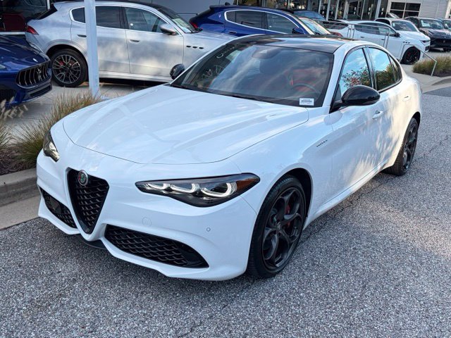 Used 2024 Alfa Romeo Giulia Veloce AWD/4WD image 2