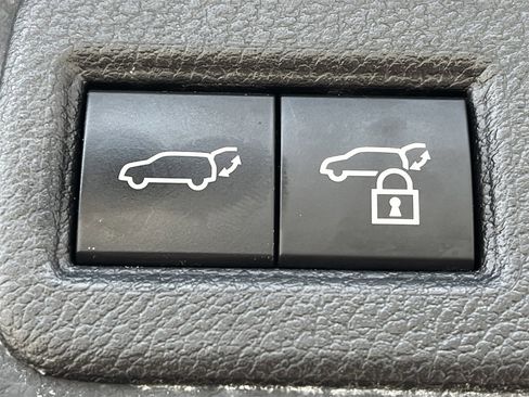 Used 2021 Toyota Venza LE image 28